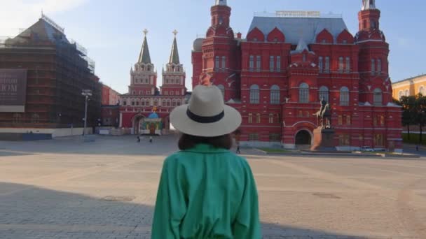 Дівчина в капелюсі гуляє на Красній площі. — стокове відео