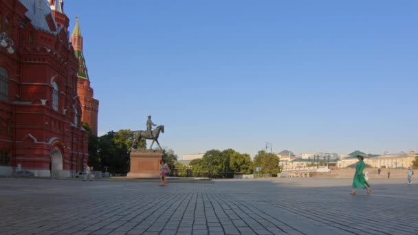 Zöld ruhás lány sétál a Vörös téren. — Stock videók