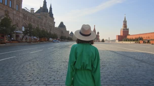 穿绿色衣服的女孩走在红场 — 图库视频影像