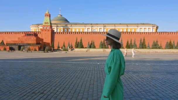 Привлекательная девушка, гуляющая по Красной площади — стоковое видео
