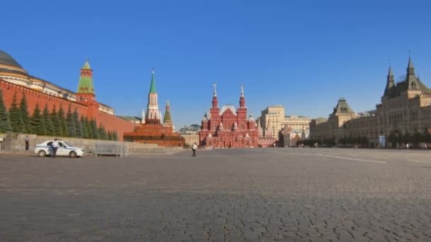 Турист прогуливается по Красной площади — стоковое видео
