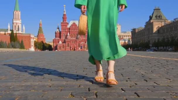 Girl in a green dress on Red Square. Russia Moscow — Stock Video