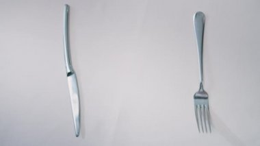 Garson yemek servisi yapıyor, yakın plan.