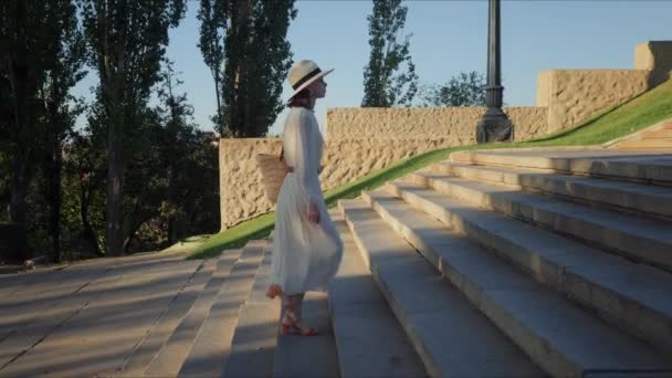 Молодая девушка поднимается по лестнице — стоковое видео