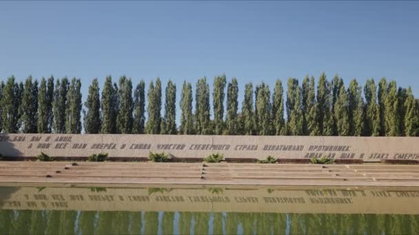 Junger Tourist spaziert am Teich der Gedenkstätte — Stockvideo