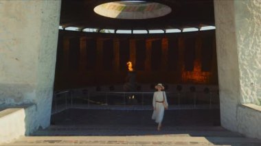 Mamayev Kurgan 'da panteonu terk eden genç bir kadın.