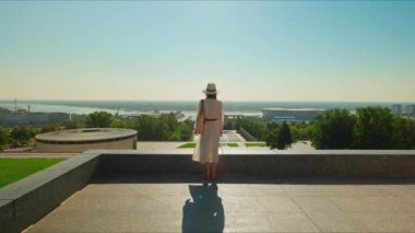 Mamayev Kurgan 'daki tarihi anıt kompleksindeki genç bir kız.