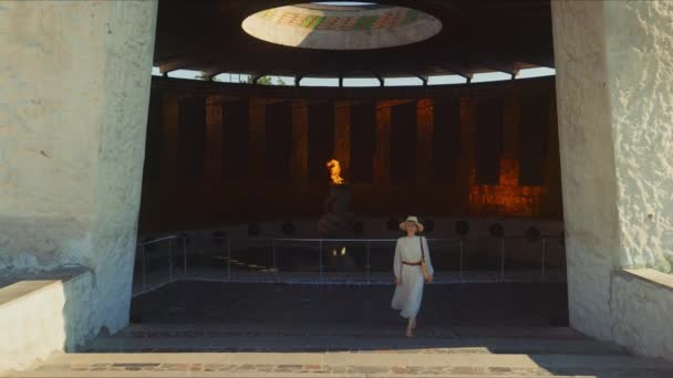 Young woman leaving the pantheon on Mamayev Kurgan — Stock Video