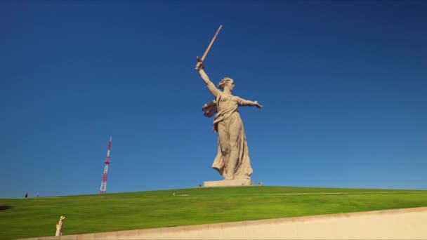 En ung pige klatrer til Motherland Monument – Stock-video