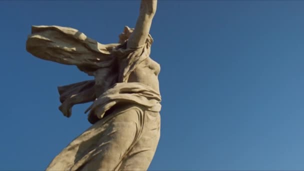 En ung flicka vid Motherland Monument på Mamajev Kurgan — Stockvideo