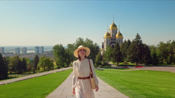 Ein junger Tourist auf dem Mamajew-Kurgan im Sommer — Stockvideo