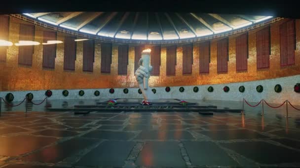 Pantheon med en evig låga i det historiska minneskomplexet — Stockvideo
