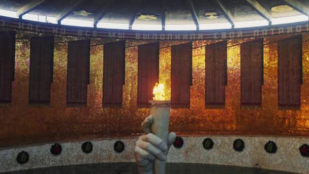 Pantheon mit ewiger Flamme auf Mamajew Kurgan — Stockvideo
