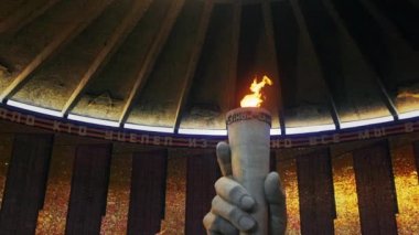 Mamayev Kurgan 'daki tarihi anıt kompleksinde sonsuz bir alevle birlikte bir elin heykeli.
