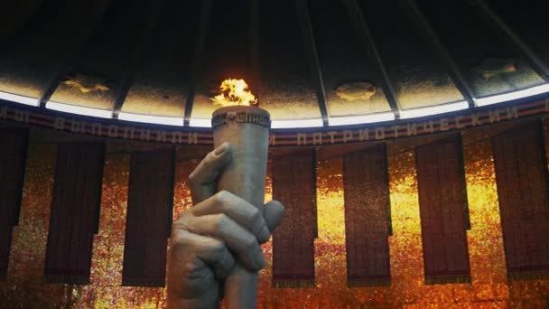 Вечный огонь в пантеоне славы у исторического мемориального комплекса на Мамаевом Кургане — стоковое видео