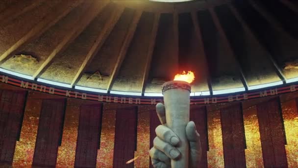 역사적 기념관 건물내 의영 광 의전 시장에 영원 한 불꽃을 지닌 손의 조각품 — 비디오