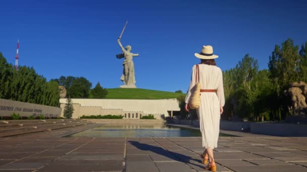 Una joven en la Patria en el complejo conmemorativo histórico en el Mamayev Kurgan — Vídeos de Stock