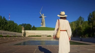 Ana yurtta Mamayev Kurgan 'da genç bir kız, ağır çekimde.