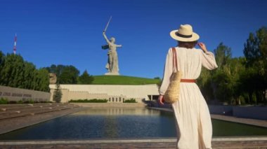 Mamayev Kurgan 'daki tarihi anıt kompleksindeki Anavatan' da çekici bir turist.