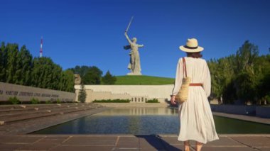 Mamayev Kurgan 'daki tarihi anıt kompleksindeki Anavatan' da çekici bir turist.
