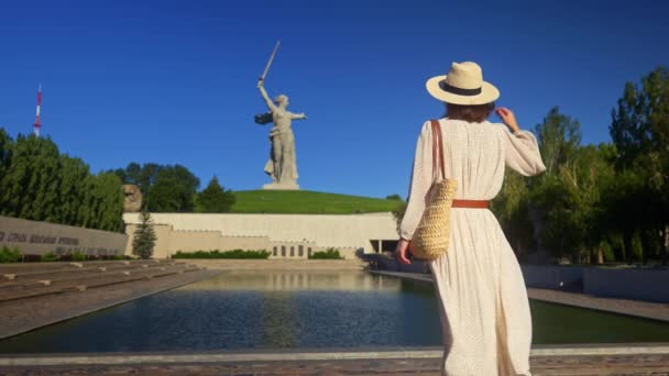 Un touriste attrayant à la Patrie dans le complexe commémoratif historique sur le Mamayev Kurgan — Video