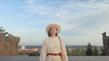 Mamayev Kurgan 'da şehre tepeden bakan genç bir kız. Volgograd