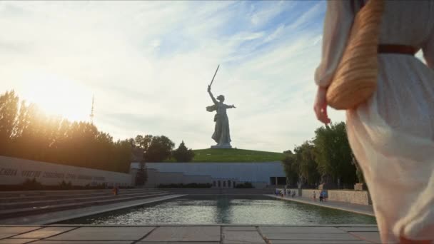 Un jeune touriste de la Patrie sur le Mamayev Kurgan. Volgograd, Russie — Video