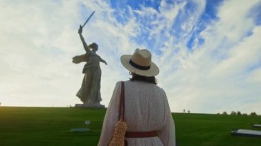 Mamayev Kurgan 'daki Anavatan' da genç bir kadın. Volgograd