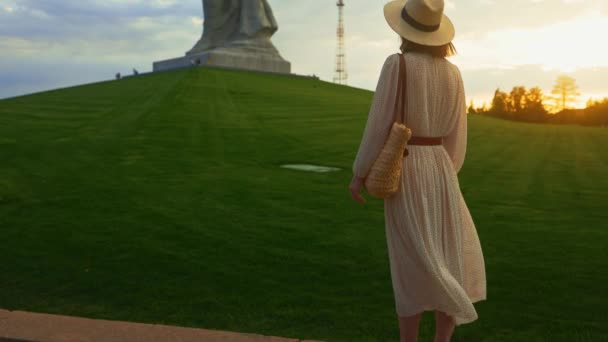 A young girl in a dress looking at Mother Motherland on the Mamayev Kurgan in Volgograd — Stock Video
