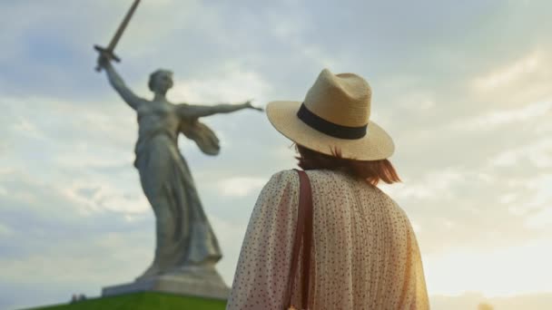 A young girl in a dress looking at Mother Motherland in summer — Stock Video