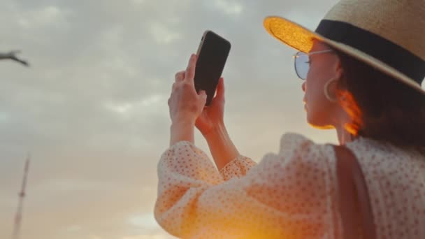 Молодой турист в шляпе фотографирует Родину на Мамаевом Кургане — стоковое видео