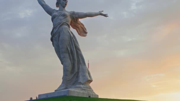 Monument av andra världskriget Motherland på Mamaev Kurgan vid solnedgången — Stockvideo