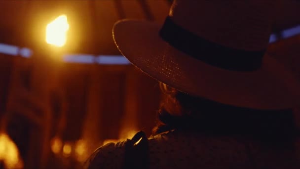 Mladá dívka v klobouku dívá se na věčný plamen v panteonu — Stock video