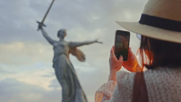Молодой турист в шляпе фотографирует Родину на смартфоне — стоковое видео
