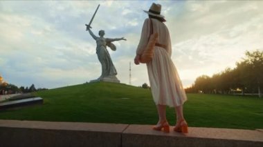 Mamayev Kurgan 'da anavatanına bakan elbiseli genç bir kız. Volgograd