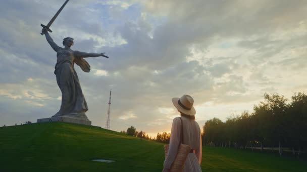 Egy vonzó nő az anyaországban a Mamayev Kurganon. Volgograd, Oroszország — Stock videók