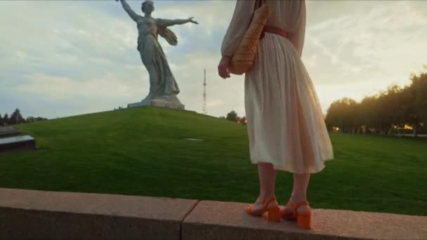 An attractive woman in a dress looking at Mother Motherland on the Mamayev Kurgan — Stock Video