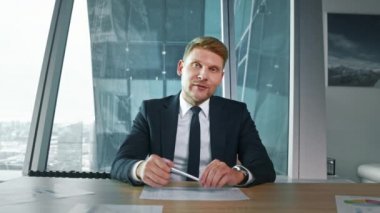 Bilgisayara bakan iş adamı konuşuyor, konferans uzaklığı ofis sohbeti.