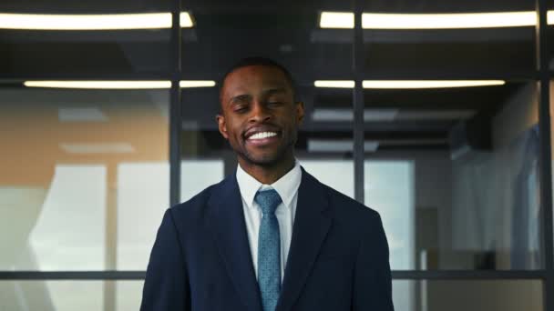 Empresário étnico sorrindo e olhando para a câmera. Retrato de negócios — Vídeo de Stock