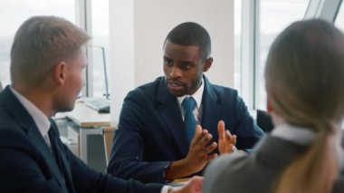 Ofiste bir iş projesini tartışan bir çalışma grubu. Genç iş adamları bir projeyi tartışıyor.