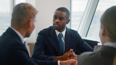 Şirket lideri yeni bir proje hakkında ekibiyle iletişim kuruyor. Çalışma grubundaki genç CEO.