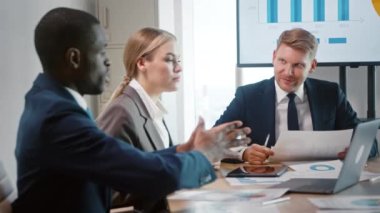 Ofiste toplantı: farklı milletlerden genç işadamları çalışma süreçlerini tartışıyor