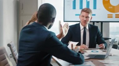 Ofisteki TV teknolojisini kullanarak iş toplantısı. Analiz ekibi toplantıda.