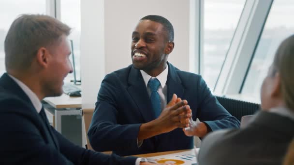 ビジネスマンやビジネスマンがオフィスで会う。オフィスのワークグループとの笑顔のCEO — ストック動画
