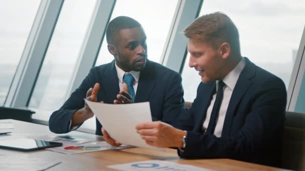 Üzletemberek egy megbeszélésen az irodában. Fiatal férfiak kezet ráznak a munkában. — Stock videók