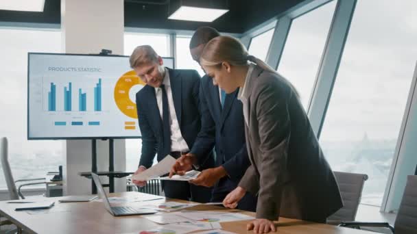 Gente de negocios reuniéndose con ideas de lluvia de ideas. Jóvenes colegas trabajando juntos planificando una estrategia de éxito — Vídeo de stock