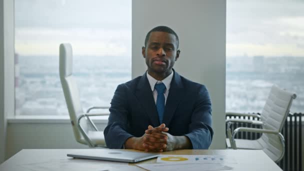 Joven hombre de negocios afroamericano mirando la cámara en la oficina — Vídeos de Stock