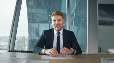 Genç iş adamı video ile iletişim kuruyor. Profesyonel bir adam kameraya bakıyor.