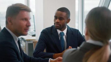 Şirket lideri yeni bir proje hakkında ekibiyle iletişim kuruyor. Ofiste genç tweamwork