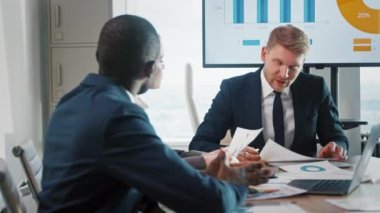 Şirket liderinin bir ekiple iş görüşmesi ve bilgisayar teknolojisi kullanarak iş görüşmesi.